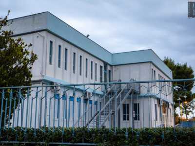 Non ci resta quindi che lasciare questo luogo malandato. E tornando sui nostri passi scorgiamo, oltre la vicina recinzione, le finestre della dirimpettaia Santomauro: scuola che ogni giorno assiste al triste declino della dimenticata masseria Vassallo